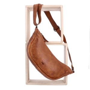 Kožená kabelka typu moonbag