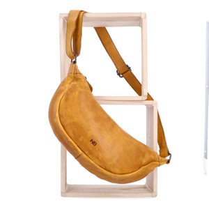 Kožená kabelka typu moonbag
